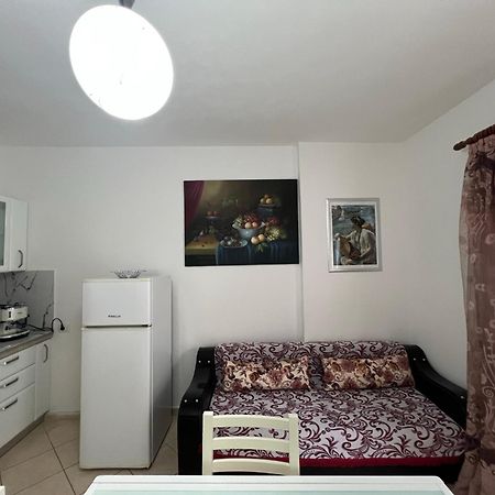 Vivi La Tua Vacanza Con L'Appartamento 1 Di Ervin! Enjoy Your Holiday With Ervin'S Apartment 1! Vlorë Eksteriør bilde